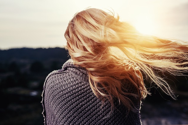8 Cara  Melakukan Perawatan Rambut  Kering Dengan  Bahan  Alami 